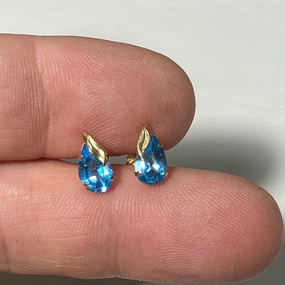 Sky blue topaz in 14k yellow gold.